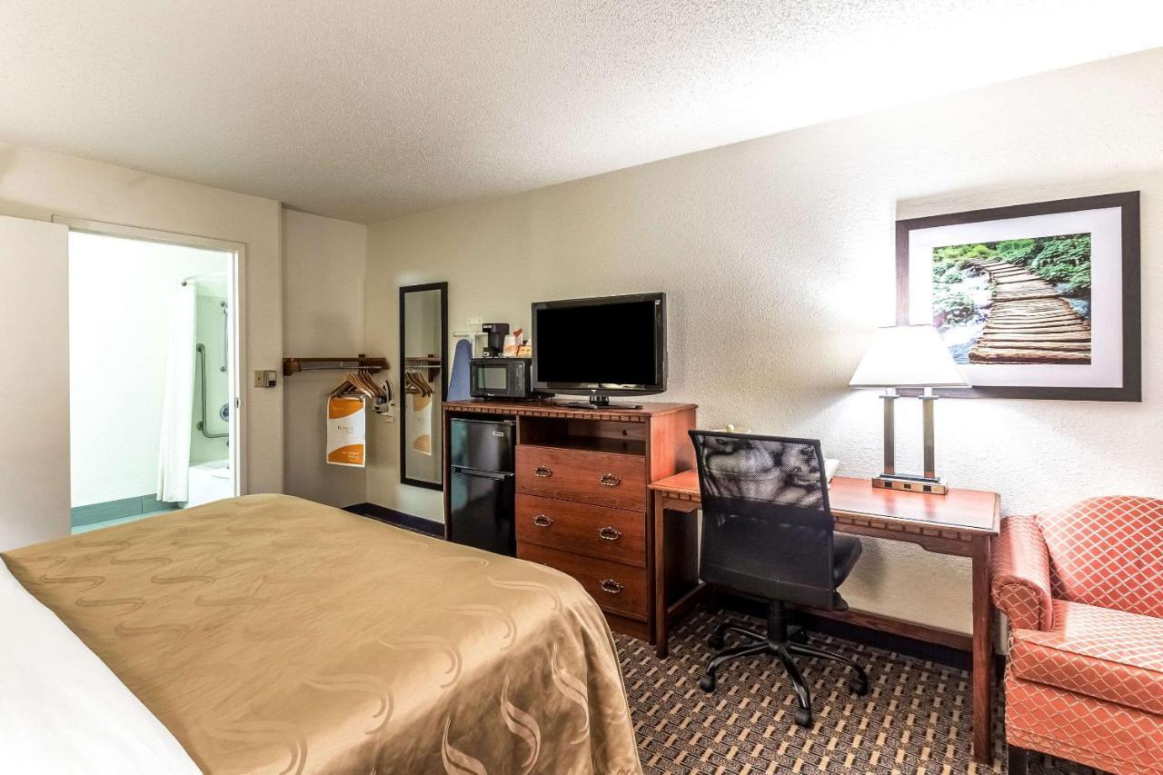 Quality Inn Milwaukee- Brookfield Εξωτερικό φωτογραφία
