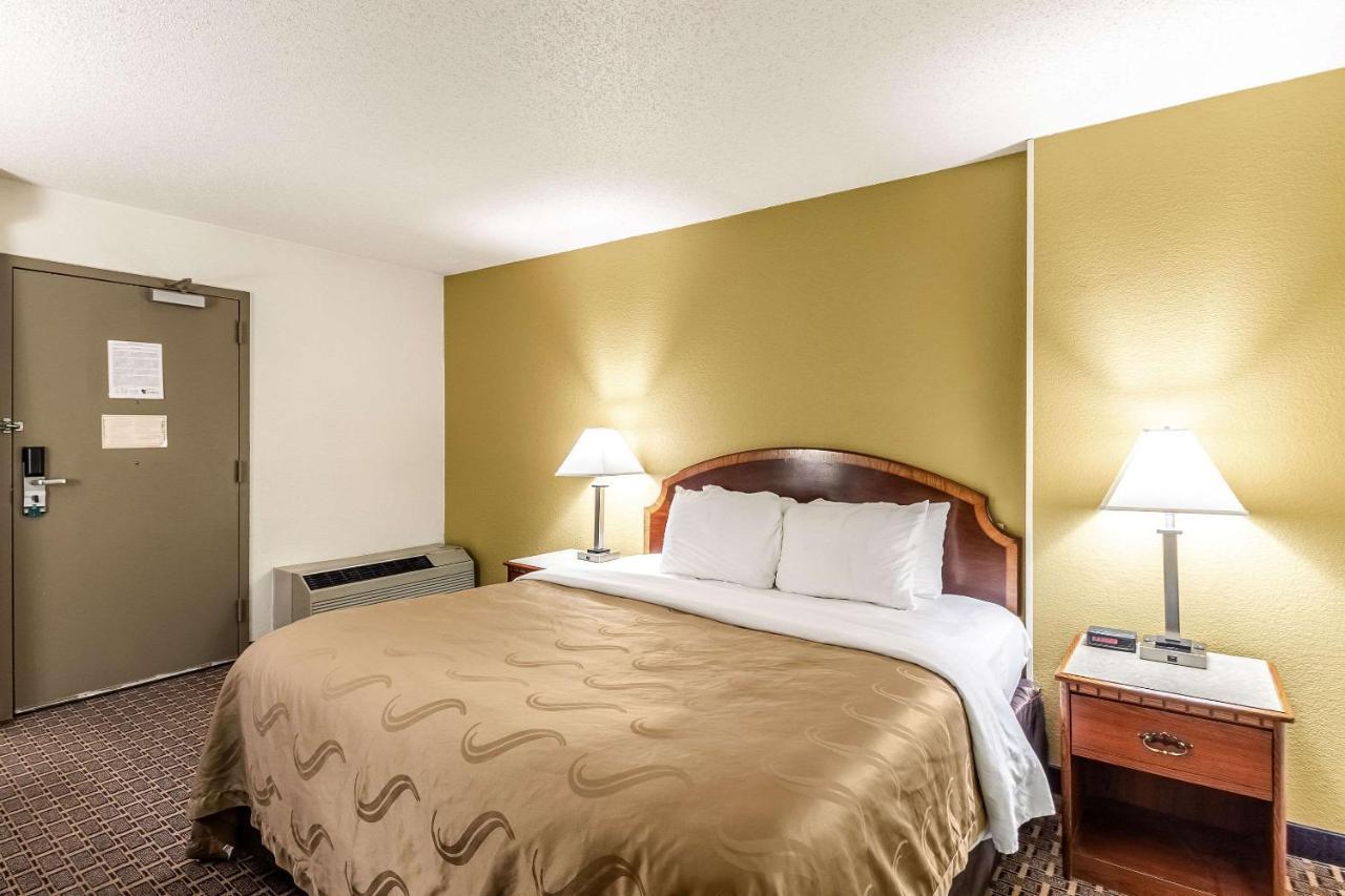 Quality Inn Milwaukee- Brookfield Εξωτερικό φωτογραφία