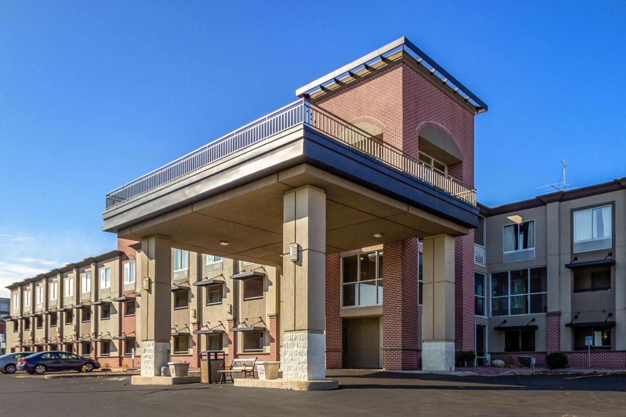 Quality Inn Milwaukee- Brookfield Εξωτερικό φωτογραφία