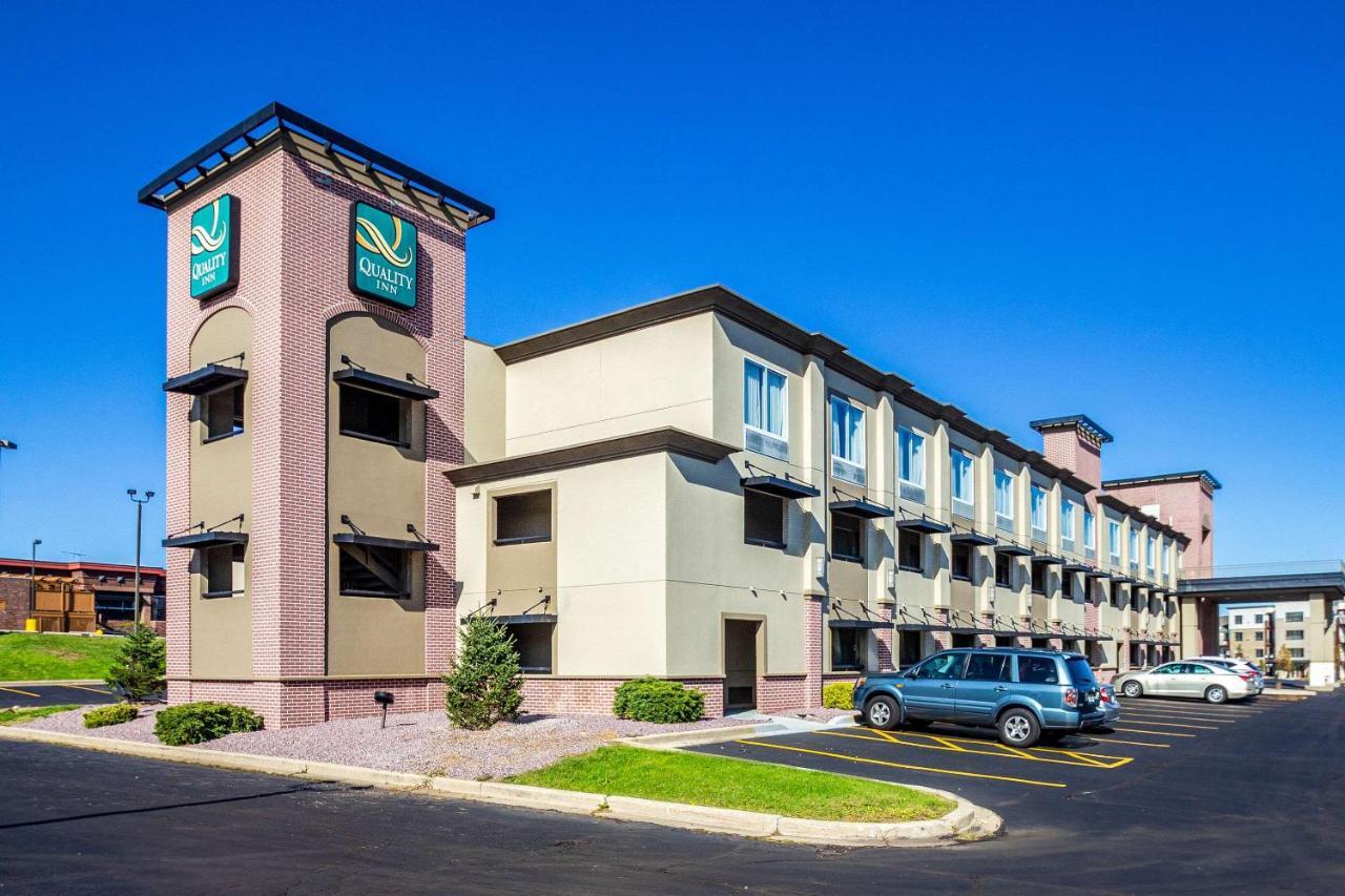 Quality Inn Milwaukee- Brookfield Εξωτερικό φωτογραφία