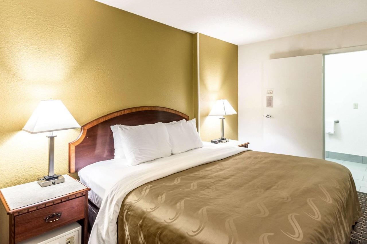 Quality Inn Milwaukee- Brookfield Εξωτερικό φωτογραφία