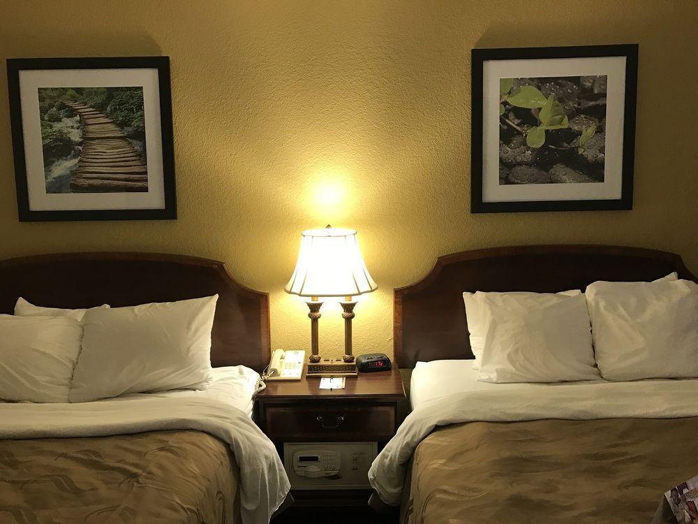 Quality Inn Milwaukee- Brookfield Εξωτερικό φωτογραφία