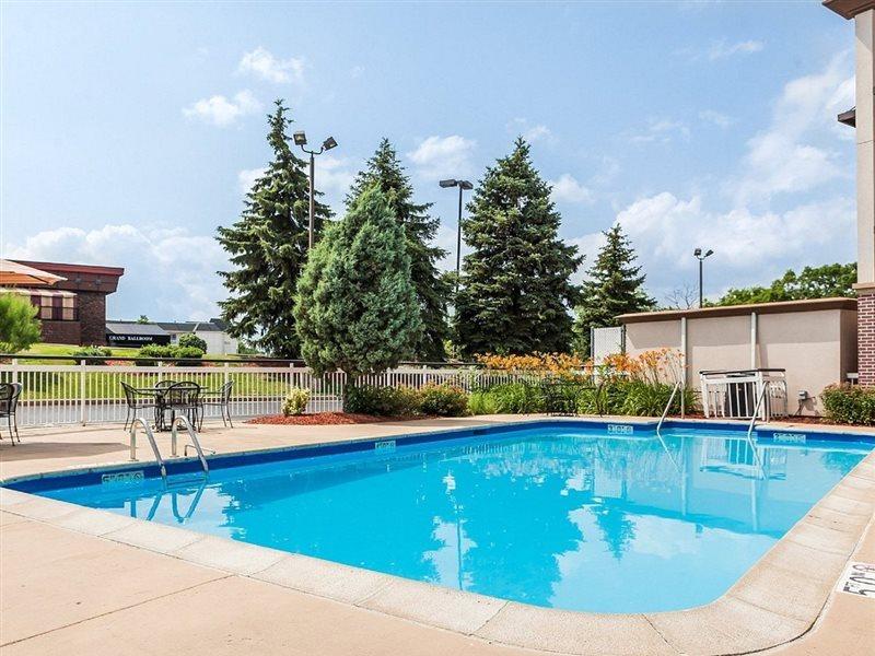 Quality Inn Milwaukee- Brookfield Εξωτερικό φωτογραφία