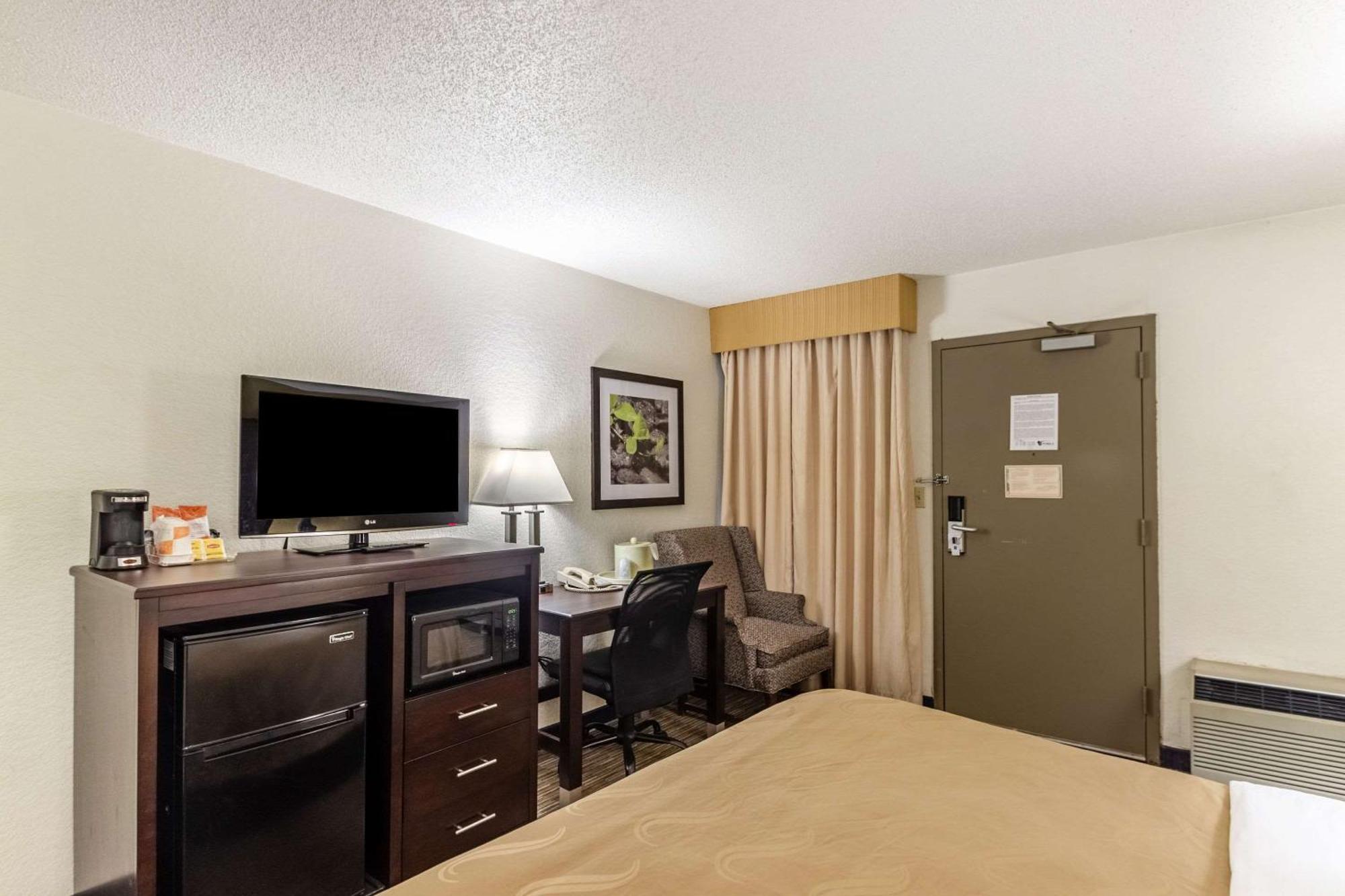 Quality Inn Milwaukee- Brookfield Εξωτερικό φωτογραφία