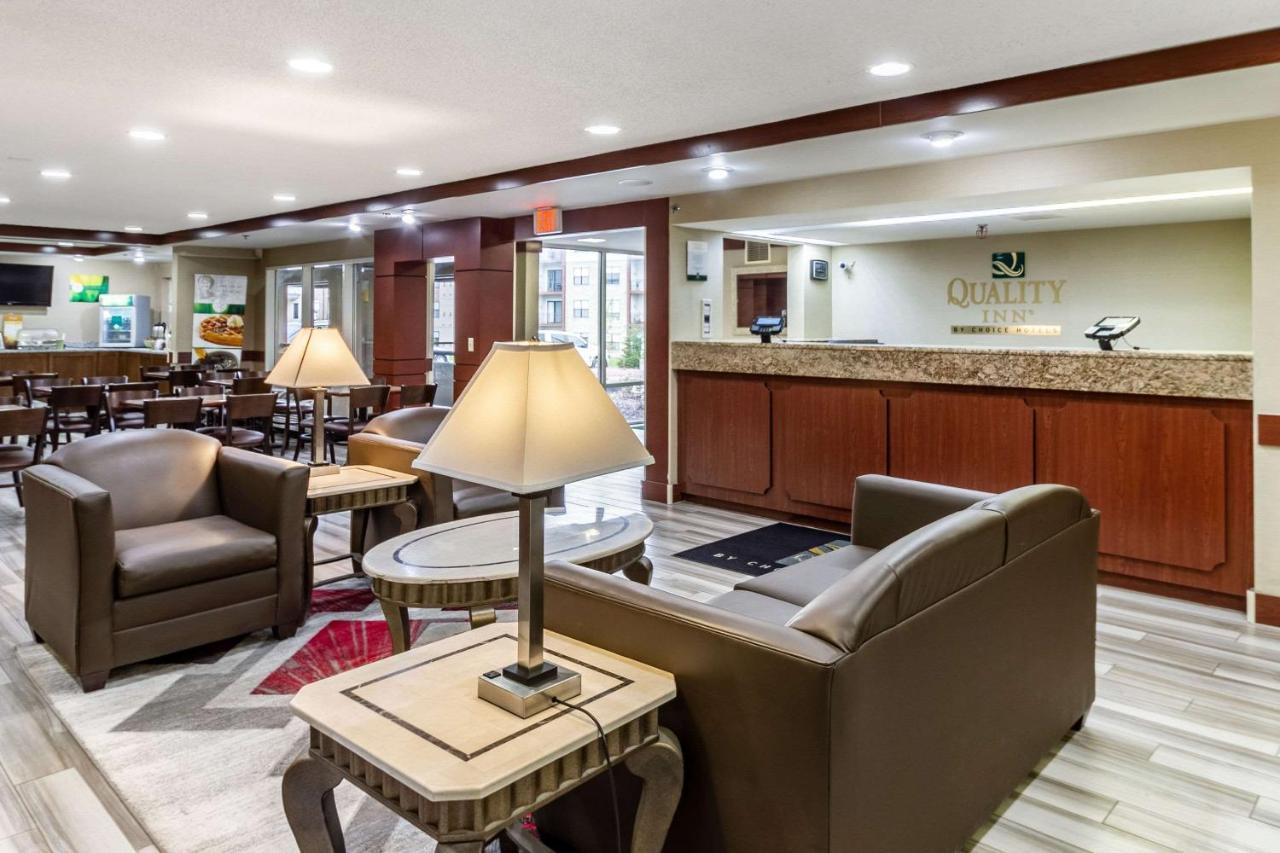 Quality Inn Milwaukee- Brookfield Εξωτερικό φωτογραφία
