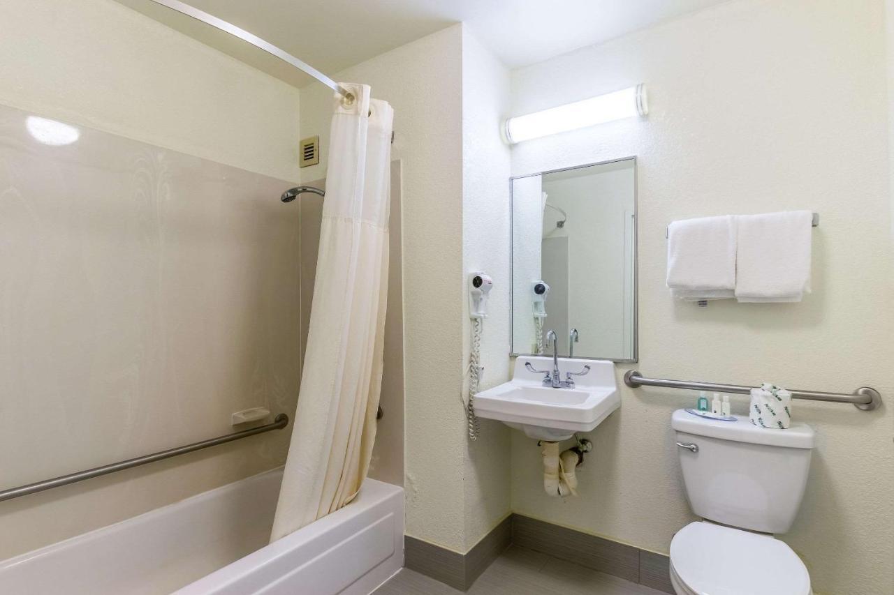 Quality Inn Milwaukee- Brookfield Εξωτερικό φωτογραφία
