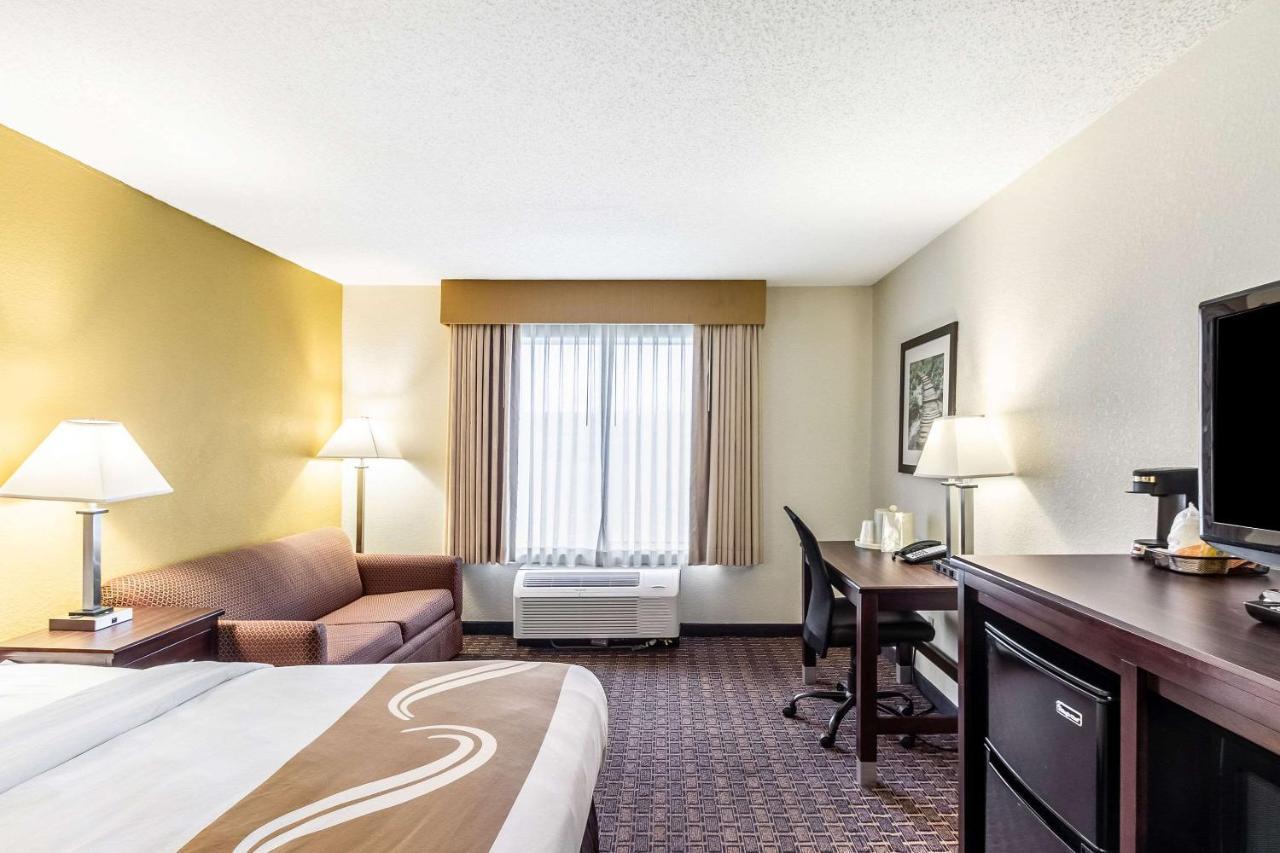 Quality Inn Milwaukee- Brookfield Εξωτερικό φωτογραφία