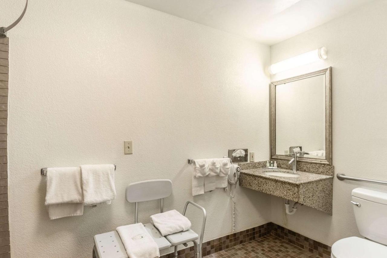 Quality Inn Milwaukee- Brookfield Εξωτερικό φωτογραφία