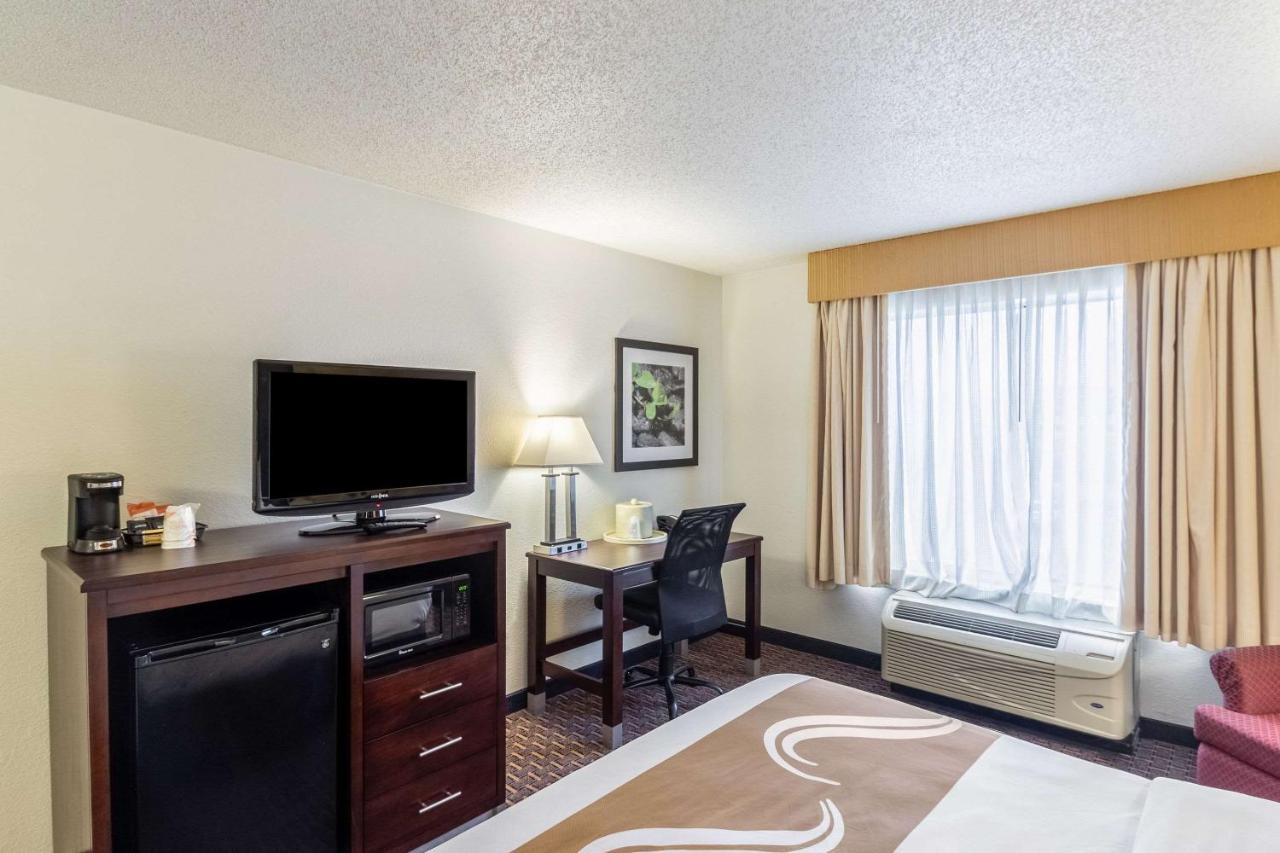 Quality Inn Milwaukee- Brookfield Εξωτερικό φωτογραφία