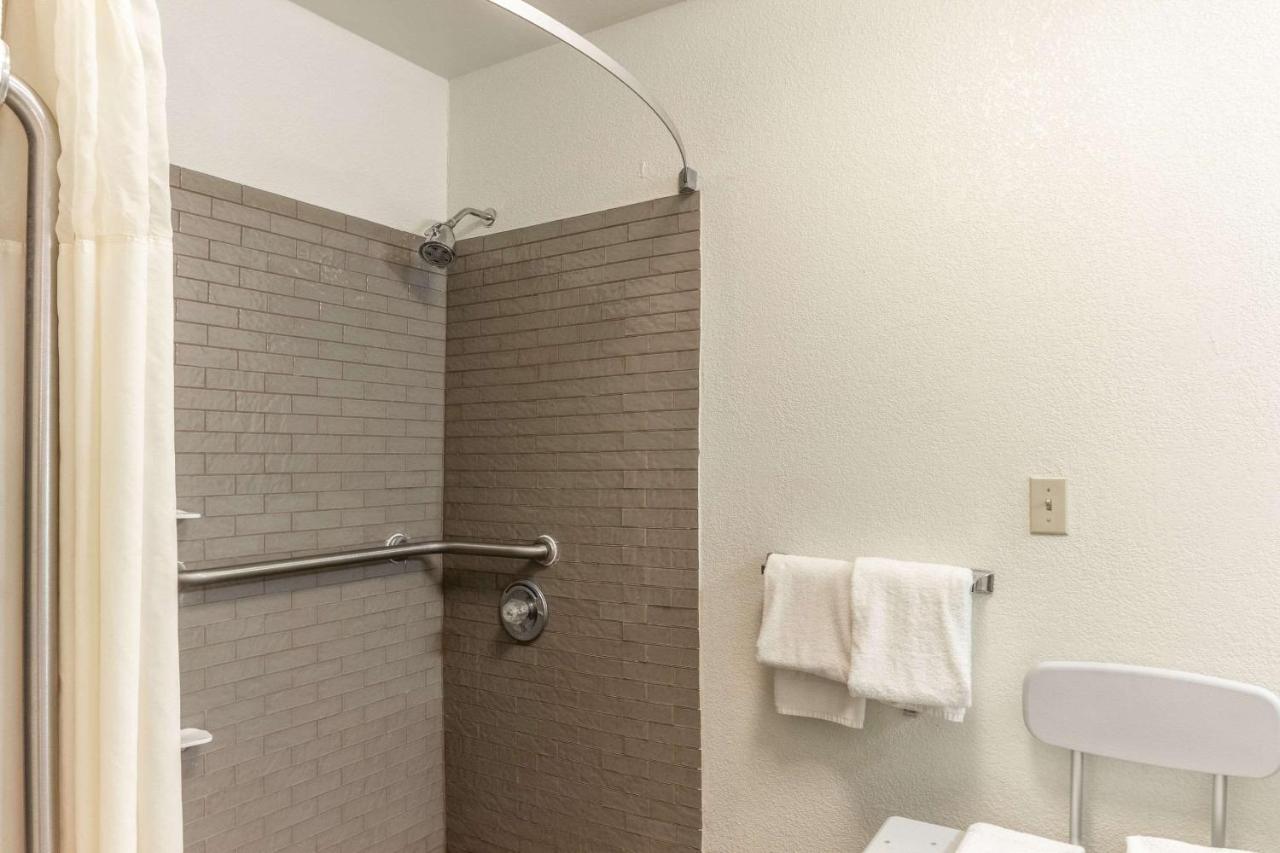 Quality Inn Milwaukee- Brookfield Εξωτερικό φωτογραφία