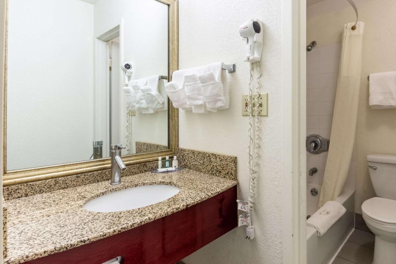Quality Inn Milwaukee- Brookfield Εξωτερικό φωτογραφία