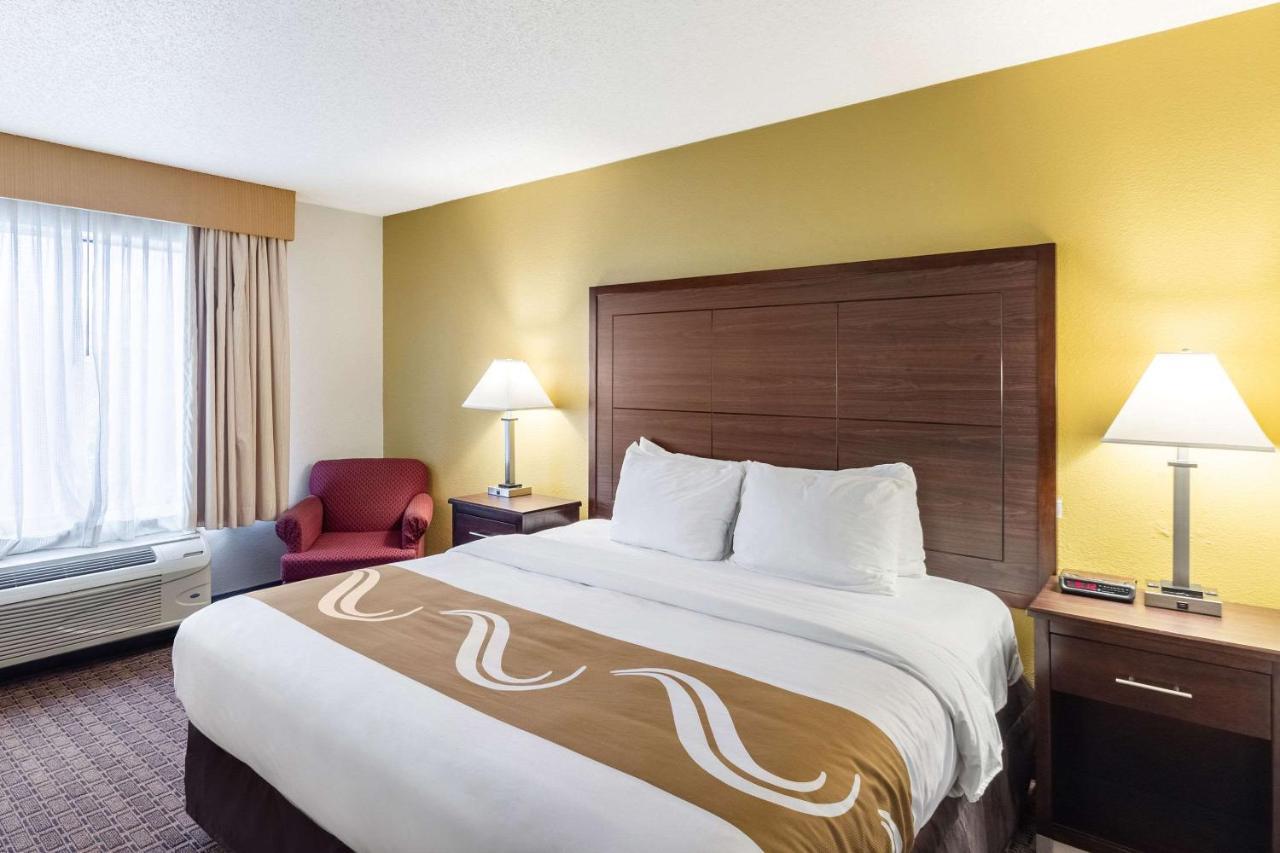 Quality Inn Milwaukee- Brookfield Εξωτερικό φωτογραφία